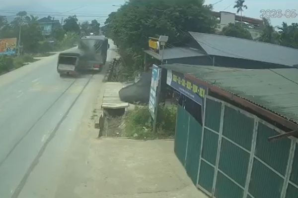 Video: Ô tô tải tông xe đầu kéo, 3 người thương vong