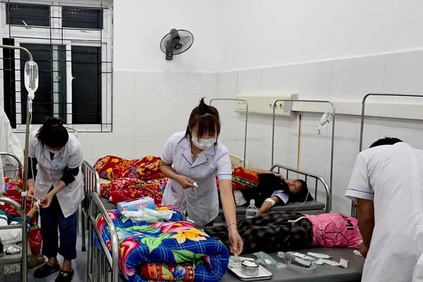 Hơn 200 học sinh ở Lai Châu nhập viện nghi ngộ độc do ăn quả lạ
