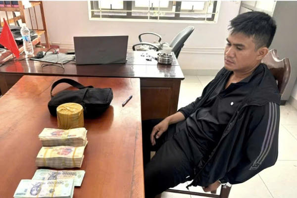 Hai “ảo thuật gia” ở Gia Lai dựng màn kịch đá thiên thạch, lừa bán đá giả giá 400 triệu đồng
