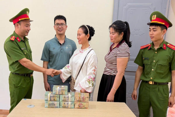 Công an xã ở Lai Châu hỗ trợ người dân trả lại 2,9 tỷ đồng chuyển nhầm