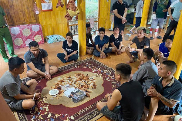Bắt quả tang 15 đối tượng ở Tuyên Quang đánh bạc Bắt quả tang 15 đối tượng ở Tuyên Quang đánh bạc