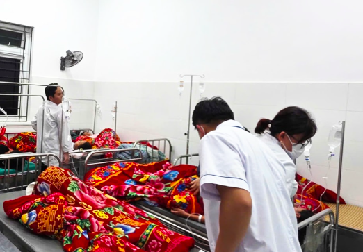 Khẩn trương điều tra, xử lý vụ việc hàng trăm học sinh nghi bị ngộ độc sau khi ăn quả lạ tại Lai Châu Khẩn trương điều tra, xử lý vụ việc hàng trăm học sinh nghi bị ngộ độc sau khi ăn quả lạ tại Lai Châu