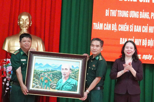 Phó Chủ tịch nước Võ Thị Ánh Xuân thăm, làm việc tại Biên phòng Cửa khẩu cảng Dương Đông