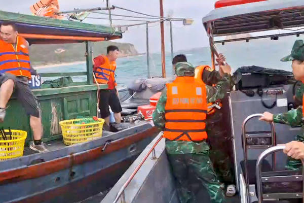 Đồn Biên phòng Thanh Lân cứu hộ an toàn 4 ngư dân gặp nạn trên biển