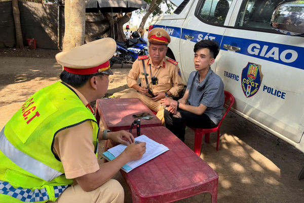 Bắt đối tượng ở Đắk Lắk cướp giật dây chuyền vàng của người đi đường, lẩn trốn trên xe khách