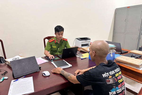 Công an triệu tập con trai livestream chửi bới, dọa đánh mẹ đẻ ở Hà Tĩnh