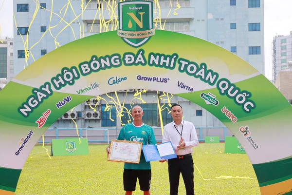 Thầy của nhiều tuyển thủ quốc gia nhận “quà lớn” từ VFF tại Ngày hội bóng đá nhí Nutifood 2026