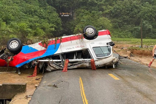 Mưa lớn, dông lốc gây thiệt hại nặng nề tại nhiều địa phương