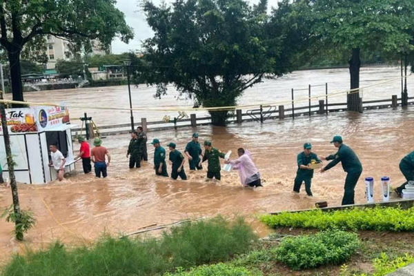 Hỗ trợ người dân sơ tán khi nước sông Ka Long dâng cao