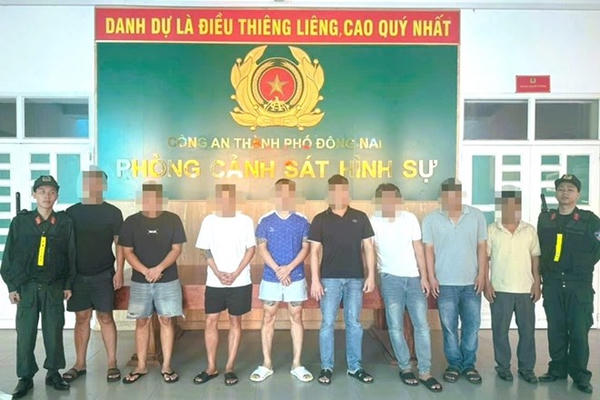Đánh sập đường dây cá cược bóng đá trực tuyến giao dịch hơn 70 tỷ đồng mỗi tháng ở Đồng Nai Đánh sập đường dây cá cược bóng đá trực tuyến giao dịch hơn 70 tỷ đồng mỗi tháng ở Đồng Nai