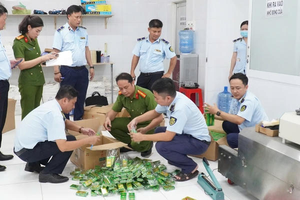 Phát hiện cơ sở sản xuất dầu gió giả quy mô lớn, thu giữ hơn 27.000 sản phẩm ở Tây Ninh Phát hiện cơ sở sản xuất dầu gió giả quy mô lớn, thu giữ hơn 27.000 sản phẩm ở Tây Ninh