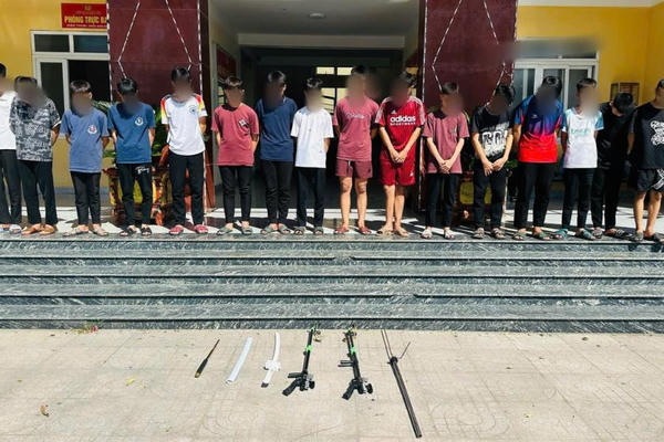 Phát hiện, ngăn chặn kịp thời nhóm thiếu niên tụ tập mang theo hung khí đi giải quyết mâu thuẫn Phát hiện, ngăn chặn kịp thời nhóm thiếu niên tụ tập mang theo hung khí đi giải quyết mâu thuẫn
