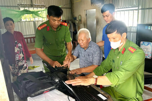 Công an cơ sở Cà Mau đến tận nhà cấp căn cước, lan tỏa hình ảnh đẹp vì Nhân dân phục vụ Công an cơ sở Cà Mau đến tận nhà cấp căn cước, lan tỏa hình ảnh đẹp vì Nhân dân phục vụ