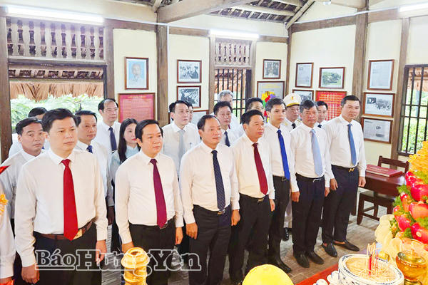 Kỷ niệm 136 năm Ngày sinh Chủ tịch Hồ Chí Minh: Lãnh đạo tỉnh Hưng Yên dâng hương tưởng niệm Bác
Kỷ niệm 136 năm Ngày sinh Chủ tịch Hồ Chí Minh: Lãnh đạo tỉnh Hưng Yên dâng hương tưởng niệm Bác