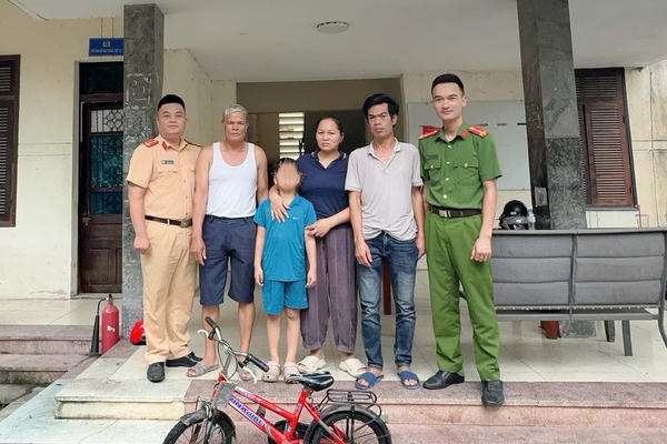 Cảnh sát giao thông Bắc Ninh kịp thời hỗ trợ cháu bé đi lạc về với gia đình Cảnh sát giao thông Bắc Ninh kịp thời hỗ trợ cháu bé đi lạc về với gia đình