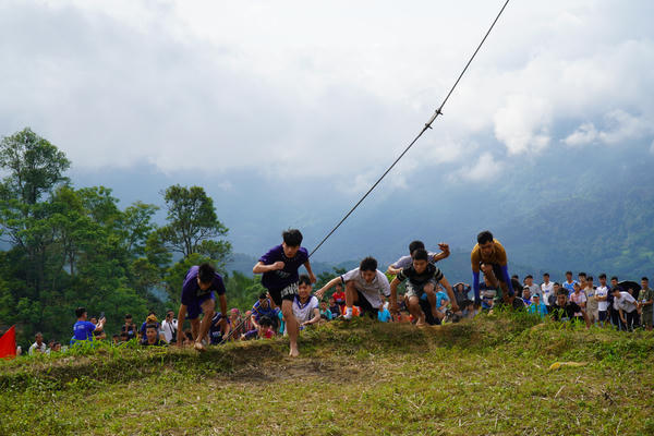 Hơn 200 vận động viên tham gia giải leo ruộng bậc thang ở Thông Nguyên