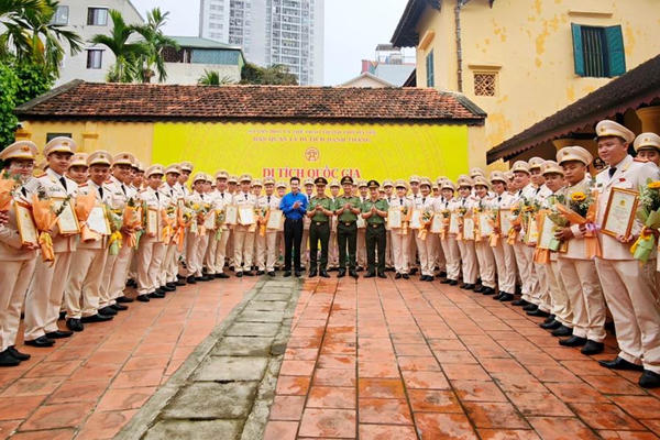 Công an thành phố Hà Nội tuyên dương 80 gương thanh niên tiên tiến làm theo lời Bác năm 2026 Công an thành phố Hà Nội tuyên dương 80 gương thanh niên tiên tiến làm theo lời Bác năm 2026