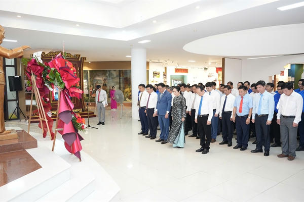 Lãnh đạo thành phố Huế dâng hoa tưởng niệm Chủ tịch Hồ Chí Minh Lãnh đạo thành phố Huế dâng hoa tưởng niệm Chủ tịch Hồ Chí Minh