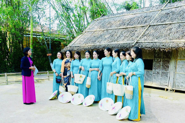 Nữ hướng dẫn viên 30 năm kể chuyện về Bác Hồ Nữ hướng dẫn viên 30 năm kể chuyện về Bác Hồ