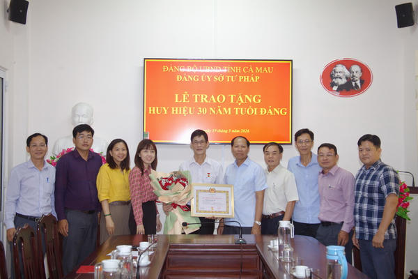 Trao tặng Huy hiệu 30 năm tuổi Đảng cho Phó Giám đốc Sở Tư pháp Cà Mau Phạm Quốc Sử Trao tặng Huy hiệu 30 năm tuổi Đảng cho Phó Giám đốc Sở Tư pháp Cà Mau Phạm Quốc Sử