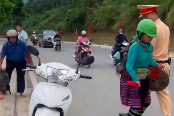 Chồng bị CSGT thổi nồng độ cồn, vợ mang chiêng ra gõ
