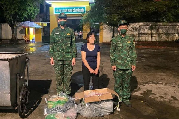 Dùng xe gom rác chở 70kg thực phẩm không rõ nguồn gốc qua cửa khẩu Móng Cái Dùng xe gom rác chở 70kg thực phẩm không rõ nguồn gốc qua cửa khẩu Móng Cái