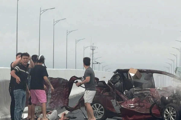 Ô tô con biến dạng sau cú tông đuôi xe tải trên cao tốc Hải Phòng - Móng Cái