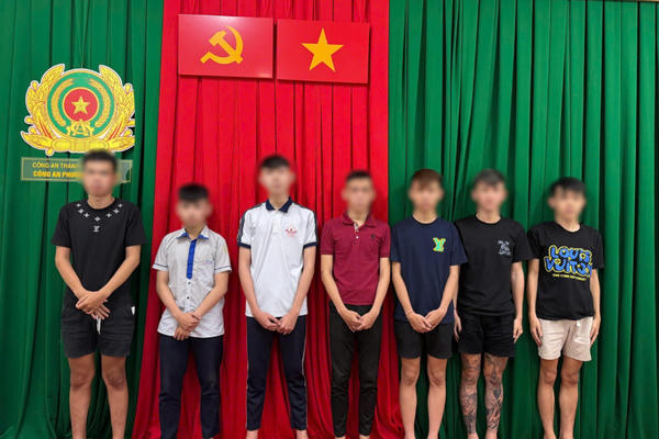 Mâu thuẫn trên mạng xã hội, hai nhóm thanh thiếu niên mang hung khí lao vào hỗn chiến Mâu thuẫn trên mạng xã hội, hai nhóm thanh thiếu niên mang hung khí lao vào hỗn chiến