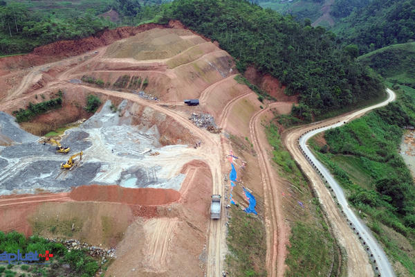 Sẽ kiểm tra bãi thải khổng lồ “treo” trên đường dân sinh của người dân ở Tuyên Quang