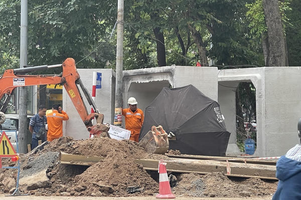 Hát Nội: Đường Nguyễn Phan Chánh nứt, công trường ngổn ngang khiến người dân bất an Hát Nội: Đường Nguyễn Phan Chánh nứt, công trường ngổn ngang khiến người dân bất an