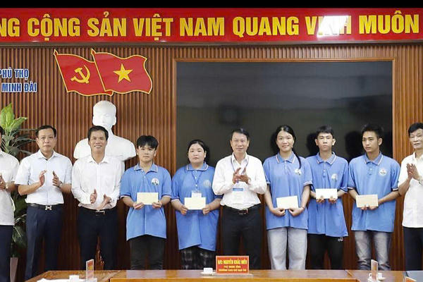 Phó Chủ tịch UBND tỉnh Phú Thọ Nguyễn Khắc Hiếu kiểm tra chuẩn bị thi vào lớp 10 và thi tốt nghiệp THPT tại xã Minh Đài