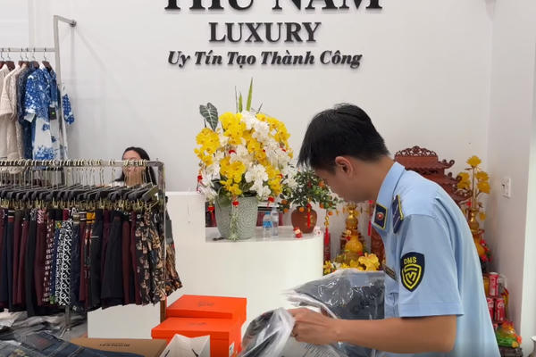 QLTT TP Hà Nội thu giữ gần 1.800 sản phẩm thời trang có dấu hiệu giả mạo nhãn hiệu nổi tiếng