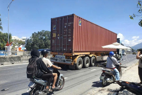 Nữ giáo viên tử vong sau va chạm với xe đầu kéo trên Quốc lộ 1A ở Khánh Hòa