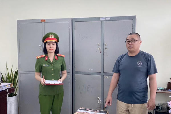 Tuyên Quang: Khởi tố 3 đối tượng núp bóng xe khách để vận chuyển pháo lậu