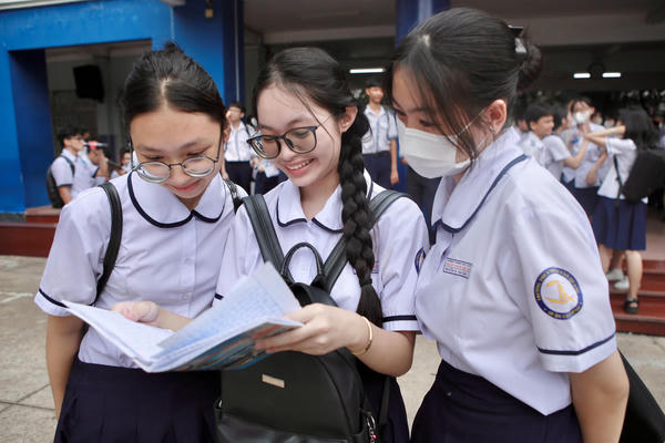 Học sinh Hà Nội tra cứu điểm thi vào lớp 10  trên iHanoi