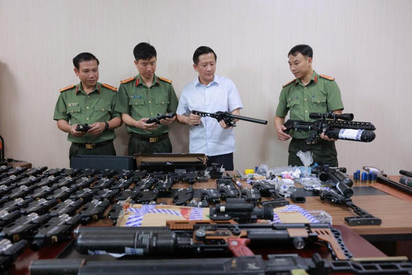 Triệt phá đường dây chế tạo, mua bán trái phép vũ khí quân dụng quy mô lớn Triệt phá đường dây chế tạo, mua bán trái phép vũ khí quân dụng quy mô lớn