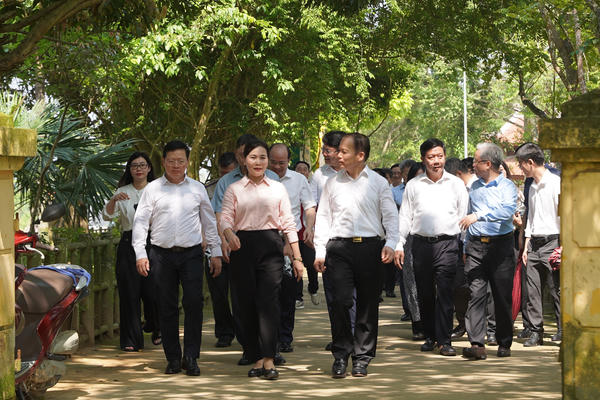 Bộ trưởng Hoàng Thanh Tùng và các lãnh đạo Bộ Tư pháp dâng hương tại Khu di tích Tuyên Quang