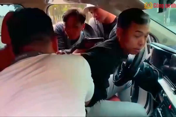Các trinh sát "đột kích" triệt phá đường dây ma tuý "khủng" bắt giữ 140 đối tượng Các trinh sát "đột kích" triệt phá đường dây ma tuý "khủng" bắt giữ 140 đối tượng