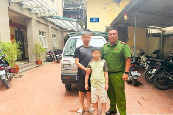Công an phường Hoàng Mai kịp thời hỗ trợ cháu bé đi lạc trở về với gia đình Công an phường Hoàng Mai kịp thời hỗ trợ cháu bé đi lạc trở về với gia đình