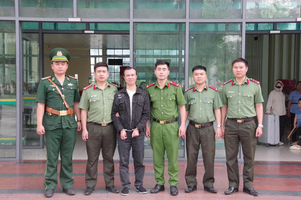 Bắt giữ đối tượng truy nã quốc tế về tội “Tổ chức cho người khác trốn đi nước ngoài”