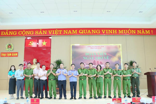 Ấm áp chương trình “Đoàn viên ngày trở về”