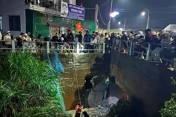 Mưa lớn gây lũ dâng đột ngột ở Đà Lạt, bé gái lớp 6 mất tích khi nước cuốn qua suối