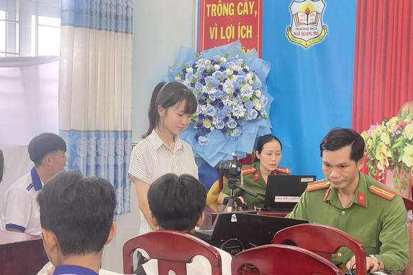 Đẩy mạnh chuyển đổi số, đưa tiện ích định danh điện tử đến gần người dân Cà Mau Đẩy mạnh chuyển đổi số, đưa tiện ích định danh điện tử đến gần người dân Cà Mau
