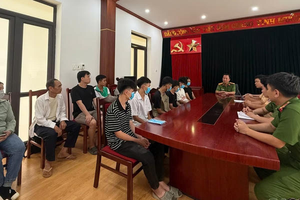 3 phụ huynh bị phạt 27 triệu đồng vì để con đi xe máy điện lạng lách, đánh võng