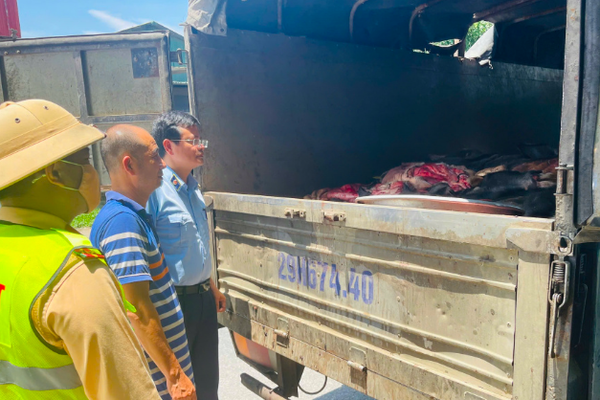 Ngăn chặn kịp thời hơn 4.000kg da, mỡ động vật không rõ nguồn gốc, bốc mùi đang trên đường đi tiêu thụ