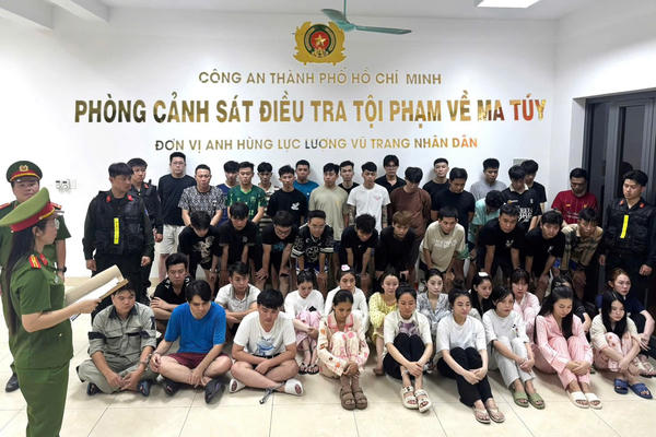 Công an TP HCM triệt phá "điểm nóng" về ma túy tại quán Bar Revo, bắt giữ 50 đối tượng