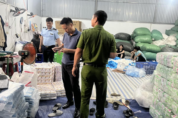 Triệt phá "công xưởng" sản xuất băng vệ sinh giả quy mô lớn tại Hưng Yên