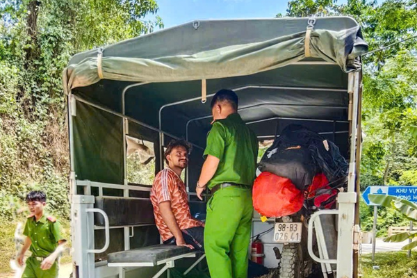 Công an kịp thời cứu giúp du khách nước ngoài gặp tai nạn giao thông ở Cao Bằng Công an kịp thời cứu giúp du khách nước ngoài gặp tai nạn giao thông ở Cao Bằng
