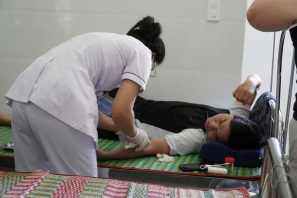 75 người nhập viện nghi ngộ độc sau ăn bánh mì ở Gia Lai: Tiệm bánh mì bị tạm dừng hoạt động để điều tra 75 người nhập viện nghi ngộ độc sau ăn bánh mì ở Gia Lai: Tiệm bánh mì bị tạm dừng hoạt động để điều tra