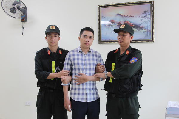 Khởi tố đối tượng lừa đảo hơn 500 triệu đồng qua thủ đoạn chạy việc tại tỉnh Điện Biên Khởi tố đối tượng lừa đảo hơn 500 triệu đồng qua thủ đoạn chạy việc tại tỉnh Điện Biên